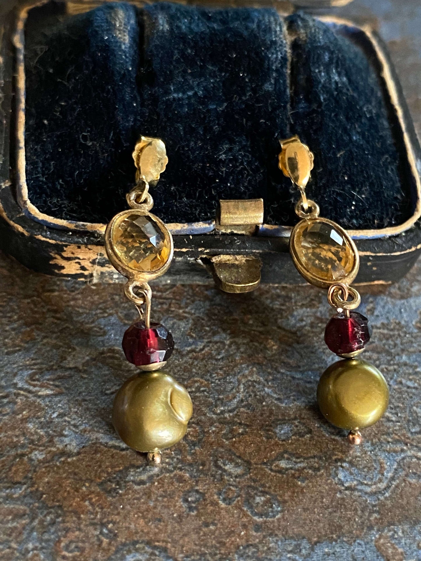 Golden earrings with citrine, antique garnet and a grey pearl