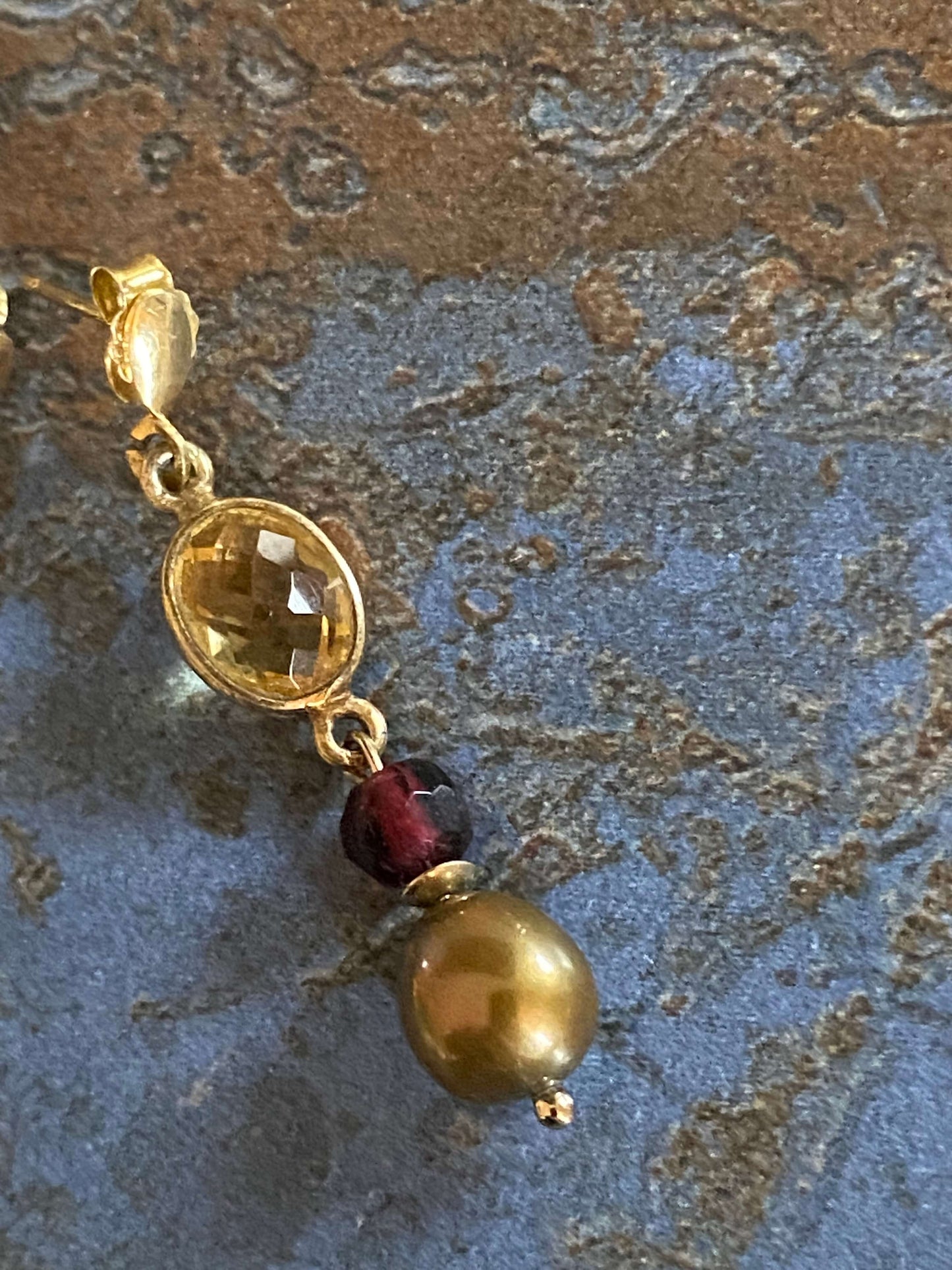 Golden earrings with citrine, antique garnet and a grey pearl