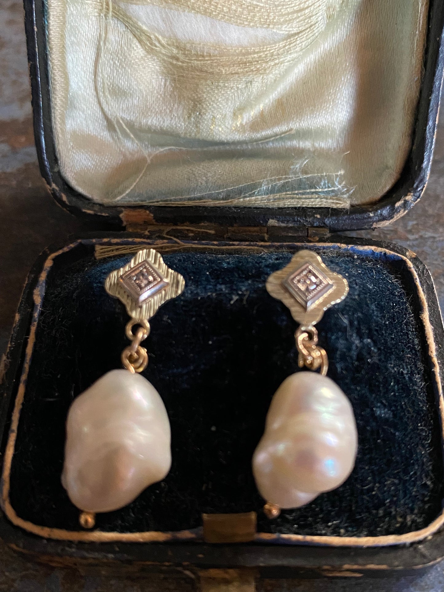 antique golden earrings with pearl and diamant setting