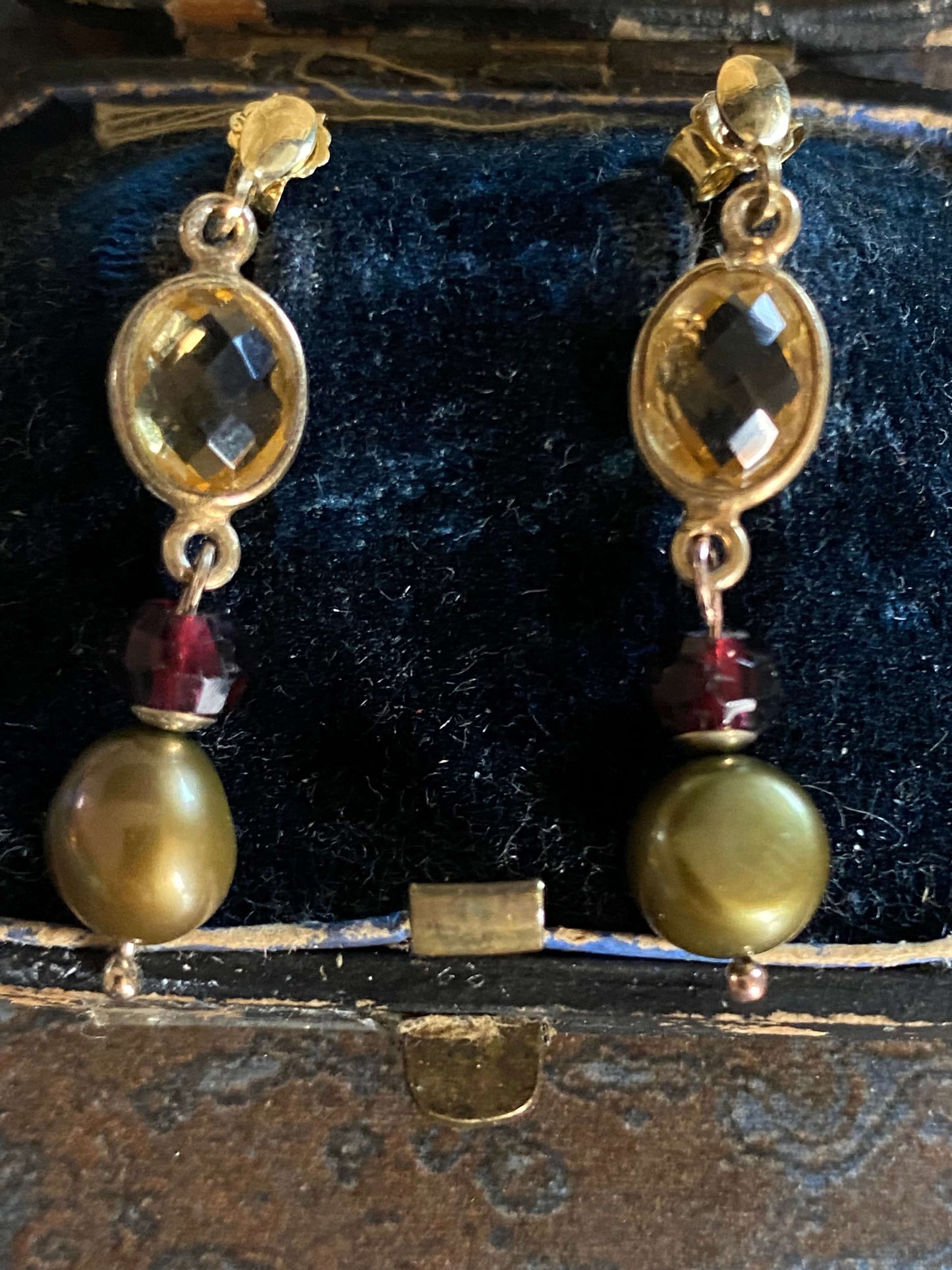 Golden earrings with citrine, antique garnet and a grey pearl