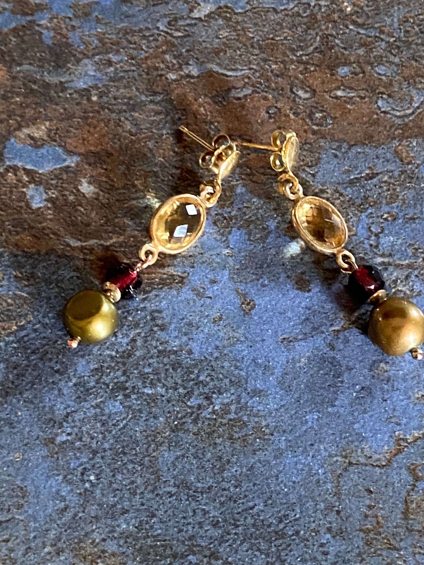Golden earrings with citrine, antique garnet and a grey pearl