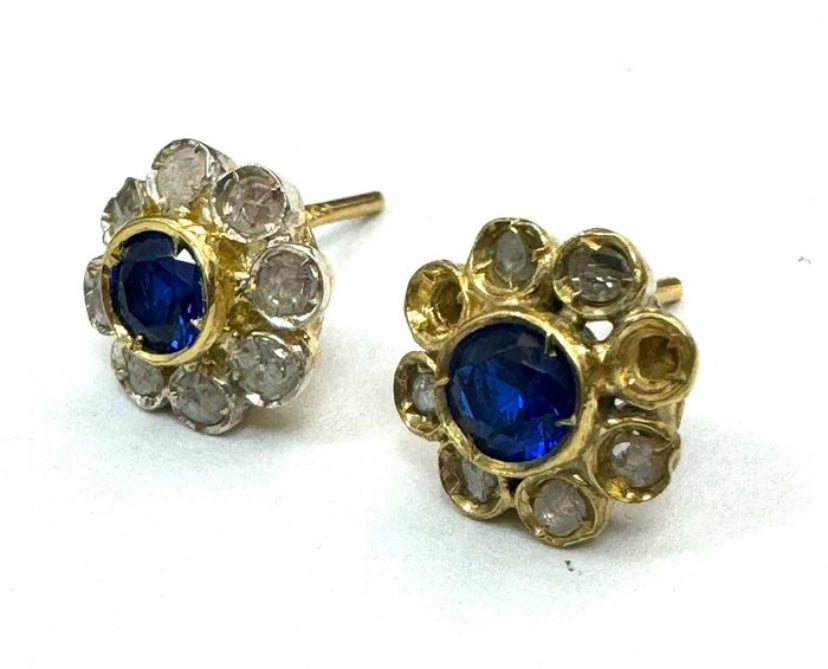 Golden earrings with sapphire and diamonds (bloem)